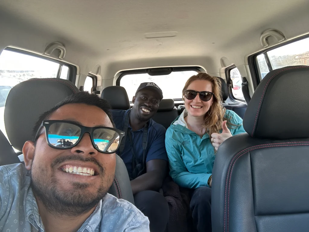 favio con turistas dentro de carro
