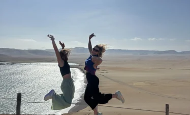 extranjeras en paracas saltando