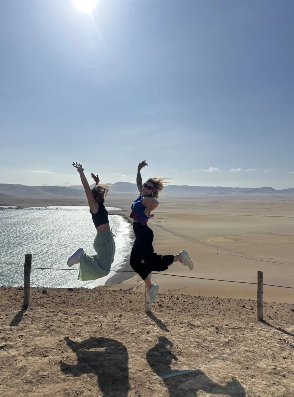 extranjeras en paracas saltando