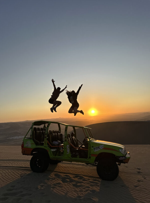 pareja saltando sunset