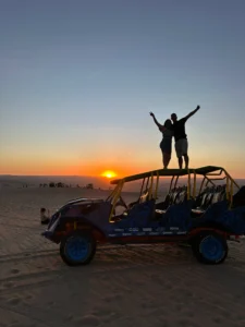 pareja encima buggy sunset