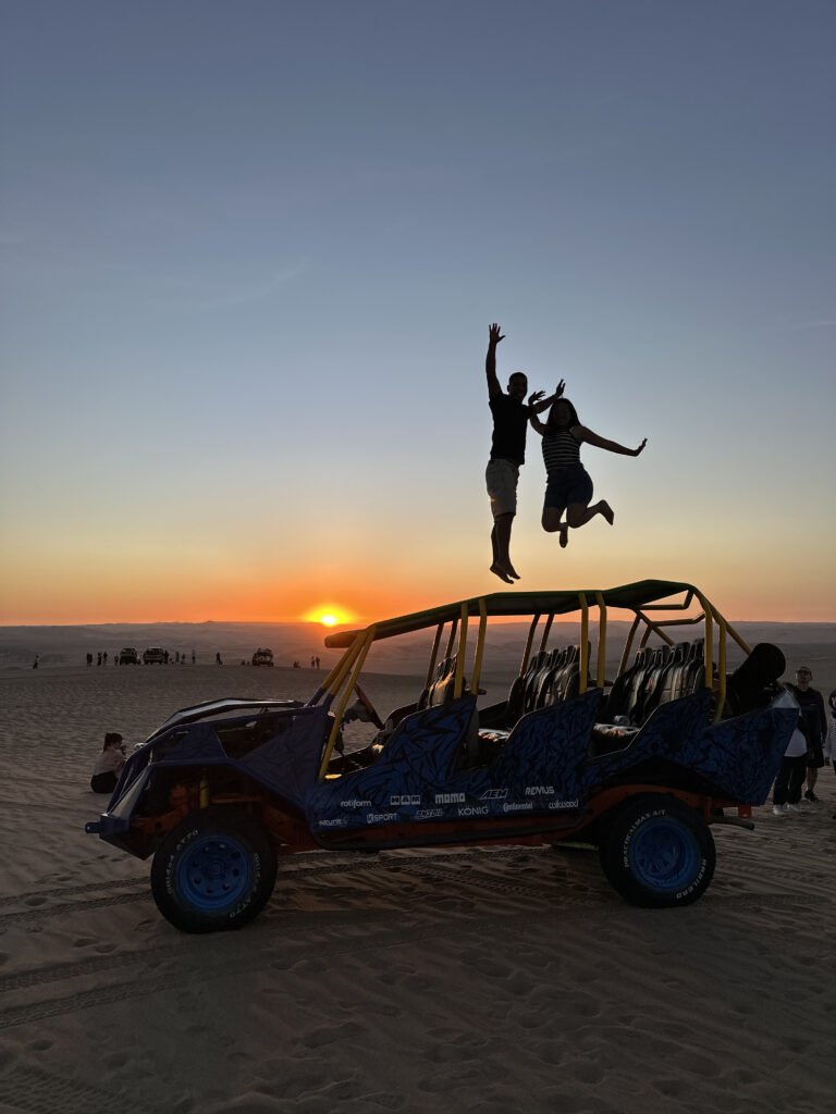 pareja saltando buggy