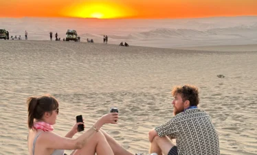 PAREJA TOMANDO CERVEZA SUNSET HUACACHINA