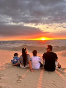 familia en huacachina sunset