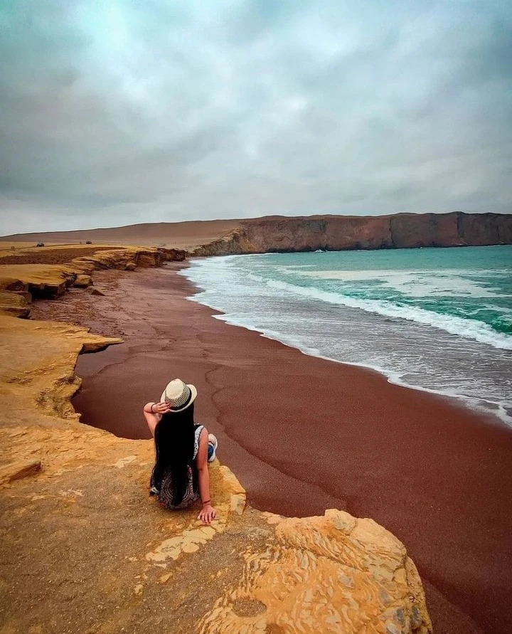 playa roja reserva nacional de paracas con chica modelo