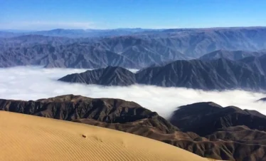 cima de cerro blanco con nubes