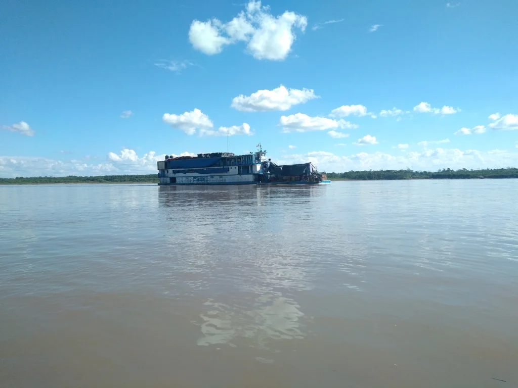 lancha rio amazonas navegando