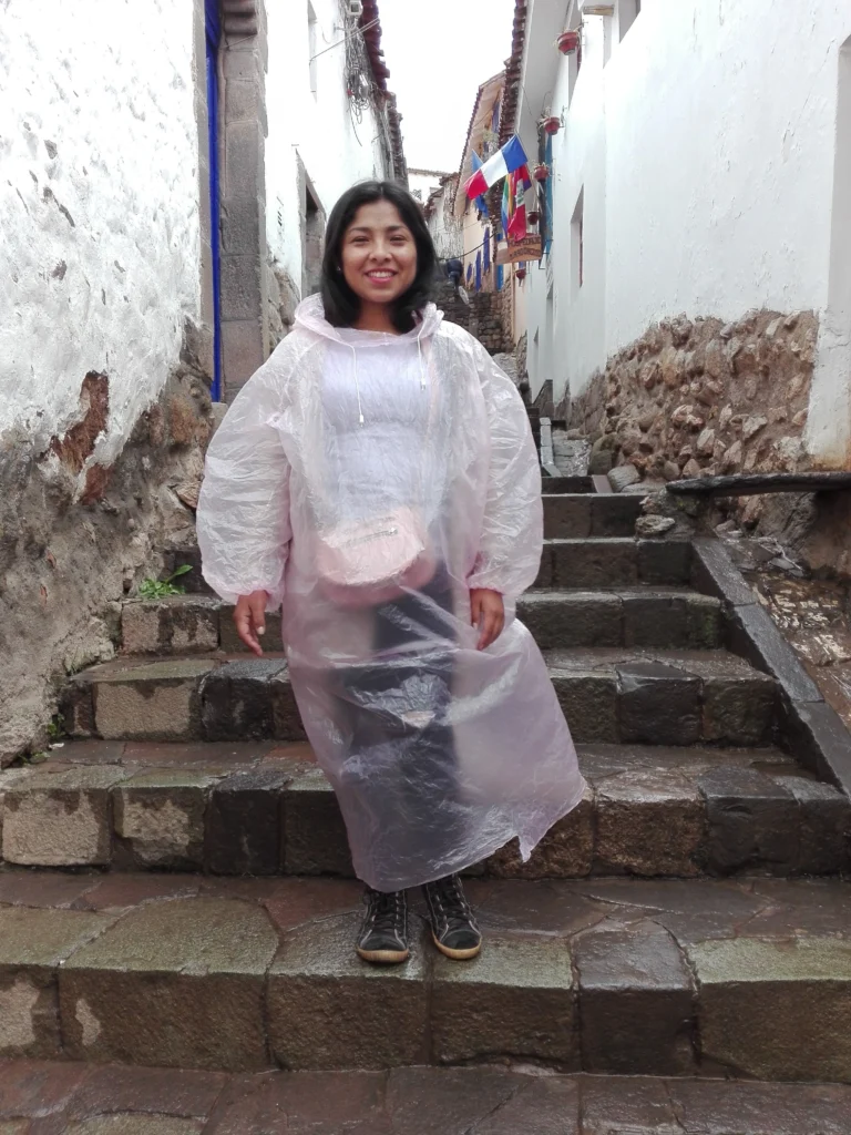 mayu con poncho en cusco